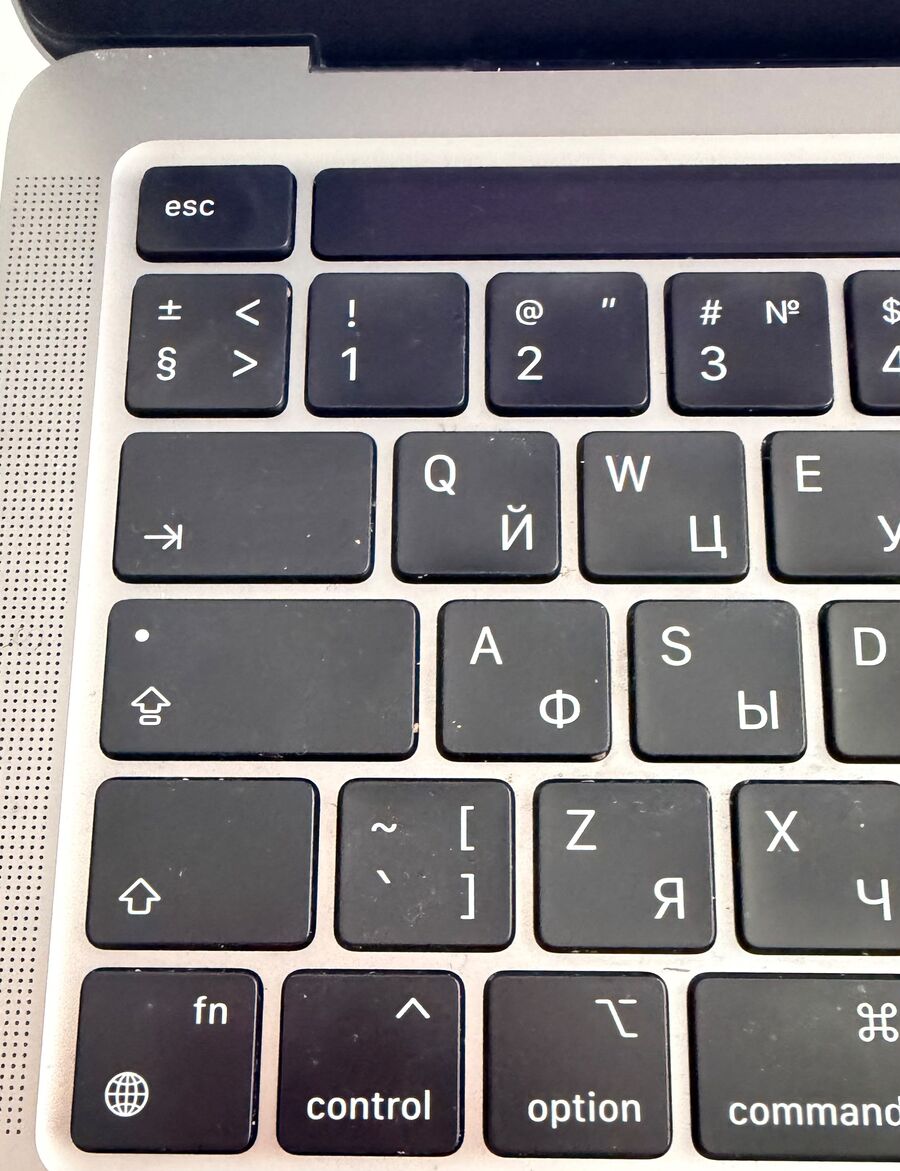 Левый край клавиатуры MacBook с русской раскладкой: вместо надписи tab нарисована стрелка с чертой, вместо shift и caps lock — контурные стрелки вверх